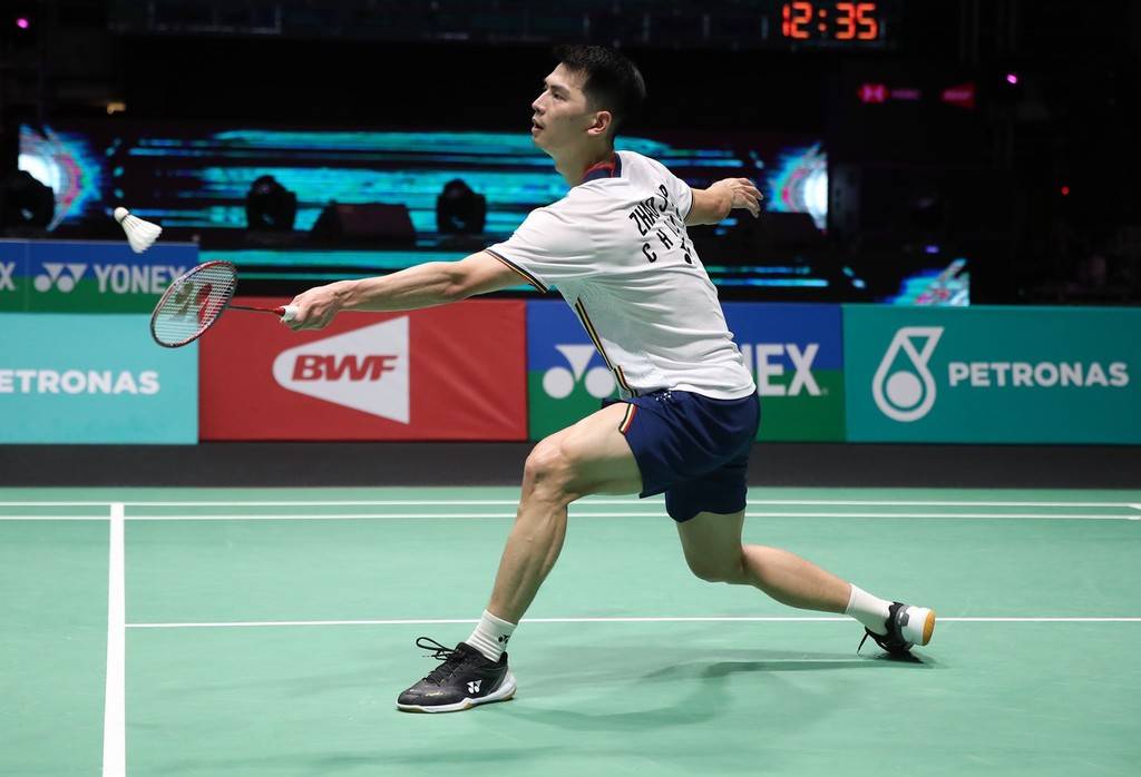 现出他的射 现出他的射