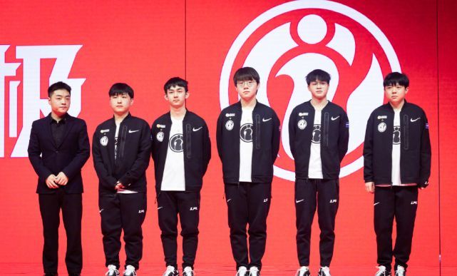 显得过于依 显得过于依